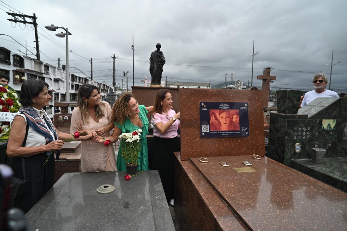 Homenagem a Pagu marca Dia da Mulher em cemitério de Santos