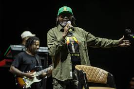 Edson Gomes canta Fogo na Babilônia e faz alegria da nação regueira no Lollapalooza