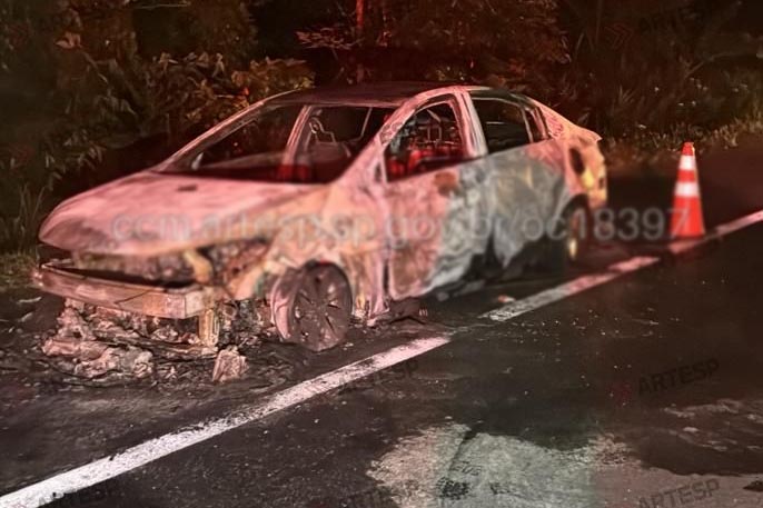 Carro fica destruído após pegar fogo na Rio-Santos