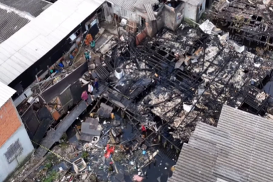Incêndio destrói moradias na Vila Esperança, em Cubatão