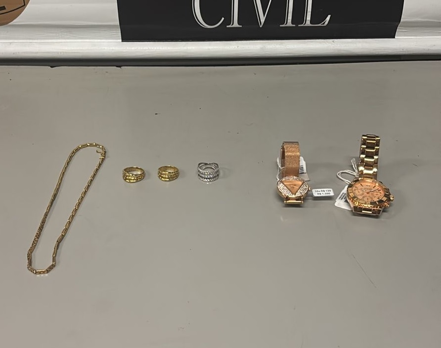 Assaltante simula estar armado, rouba joias de mais de R$ 91 mil e é preso em shopping de Santos