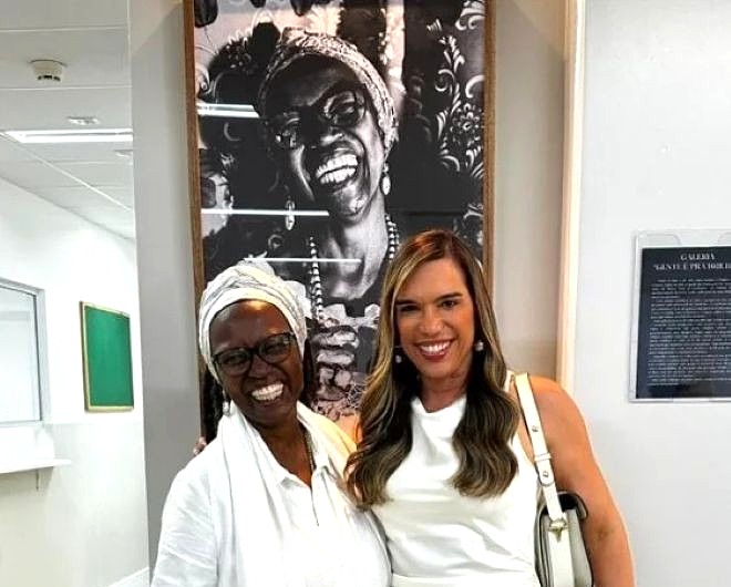 Sindicância apura retirada de foto de líder religiosa em exposição em fórum na BA