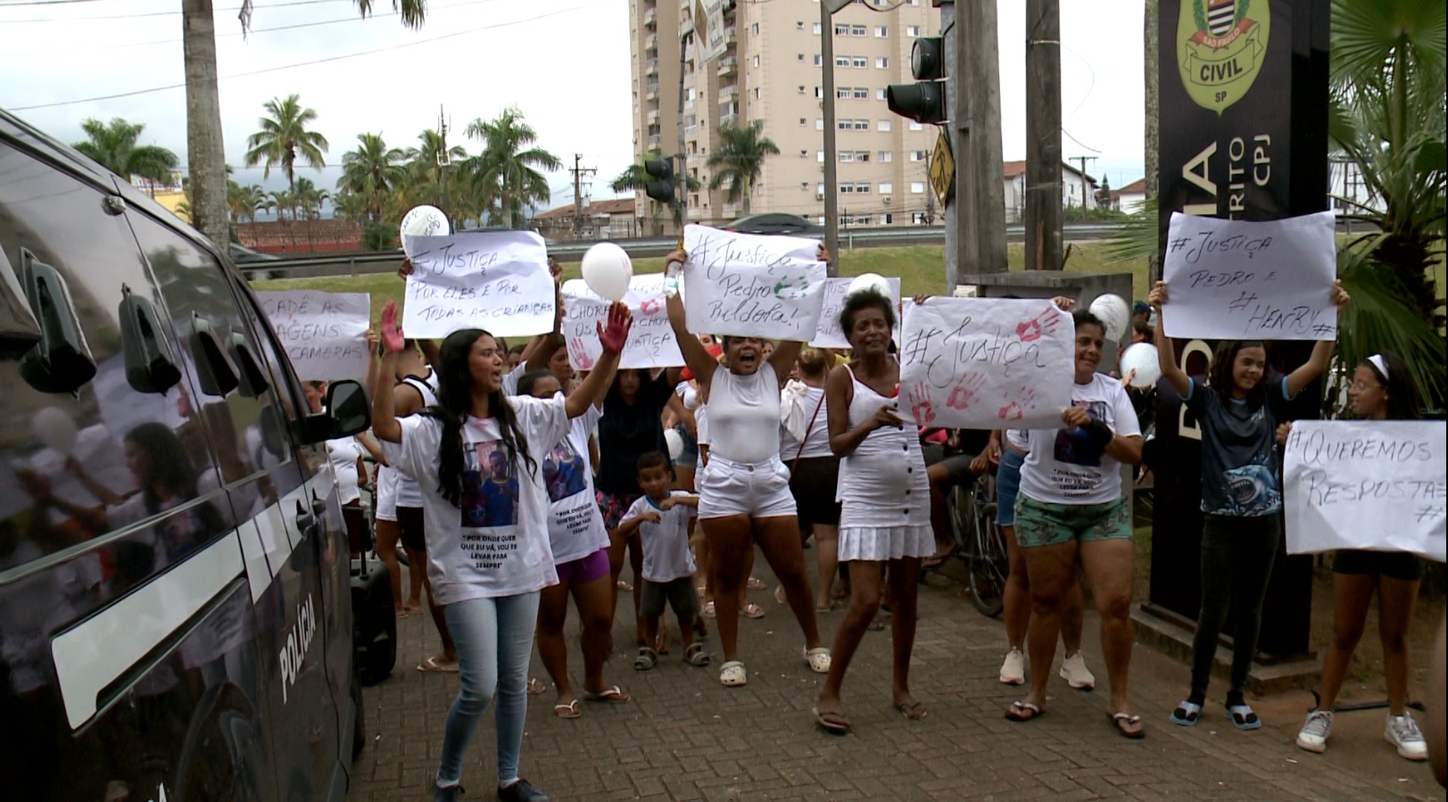 Família vai às ruas e contesta hipótese de asfixia na morte de primos encontrados em carro em PG