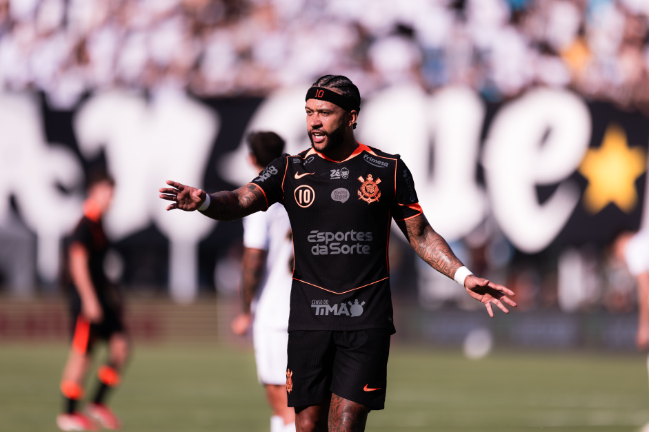 Corinthians inicia contatos, mas espera ajuda de Memphis em renovação