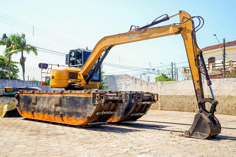 Mongaguá recebe máquina anfíbia para intensificar limpeza de rios e combater alagamentos