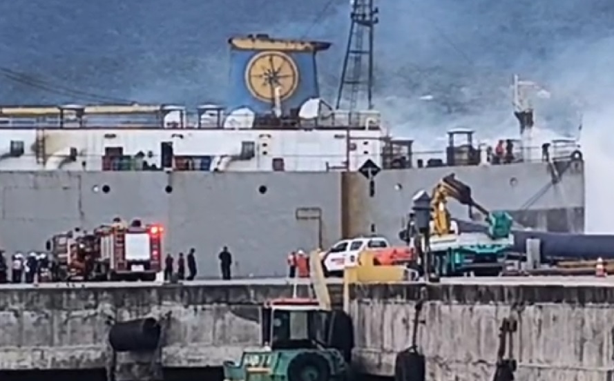 Navio com gado vivo pega fogo no Porto de São Sebastião; VÍDEO