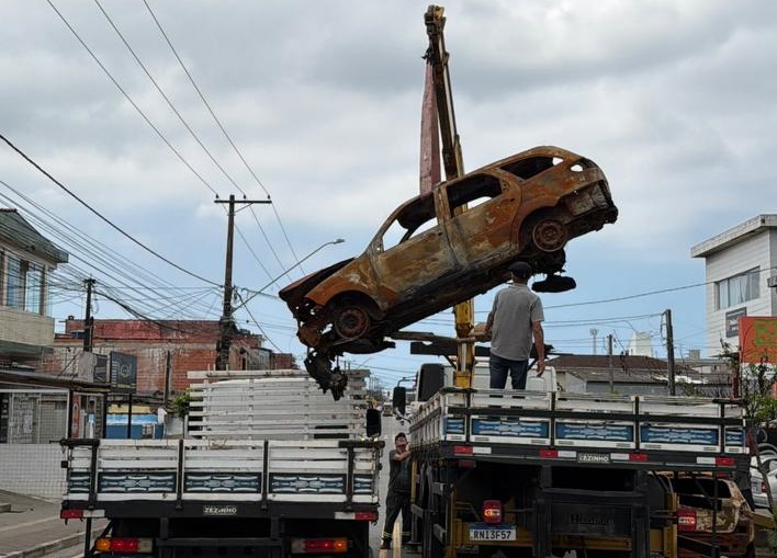 Carros apreendidos por envolvimento no tráfico de drogas são retirados das ruas em São Vicente