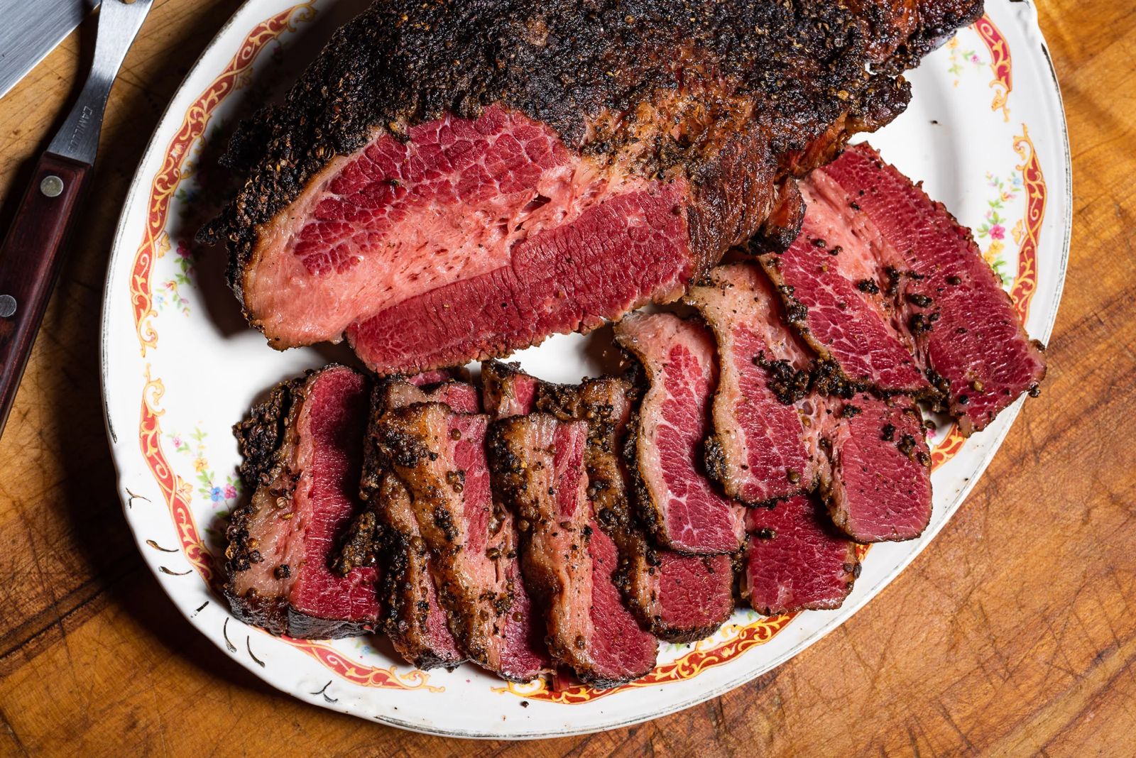 Deli Deli promove evento com cardápio de pastrami artesanal em Santos