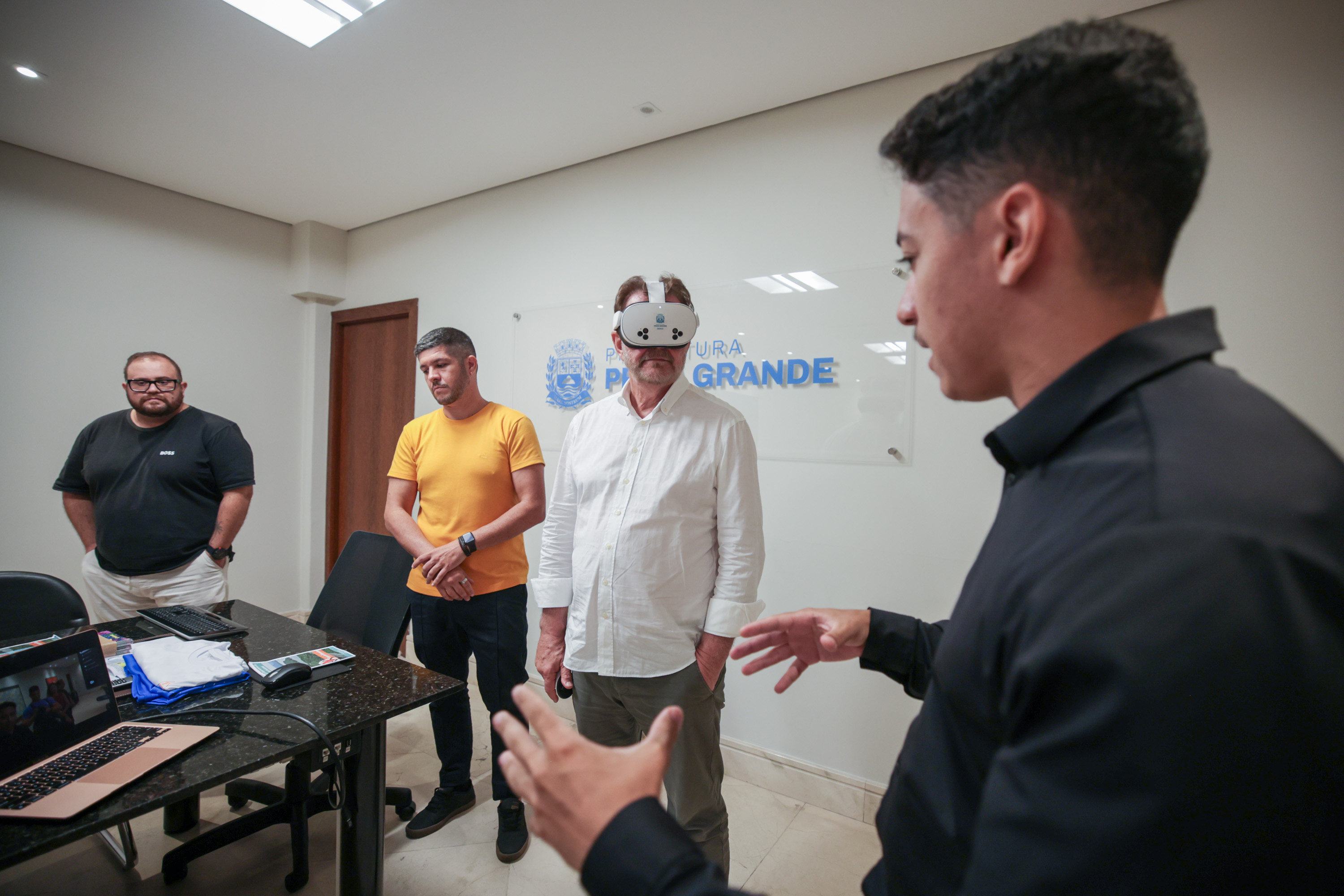 Praia Grande aposta em óculos de realidade virtual durante aulas da rede municipal