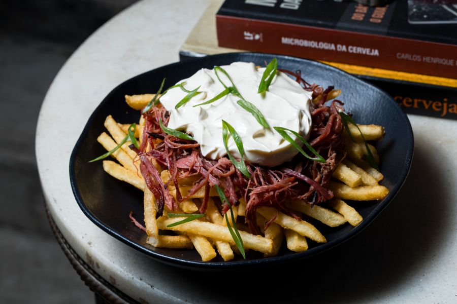 Hideout Speakeasy aposta em coquetéis com pastrami em collab inédita com Dona Nice