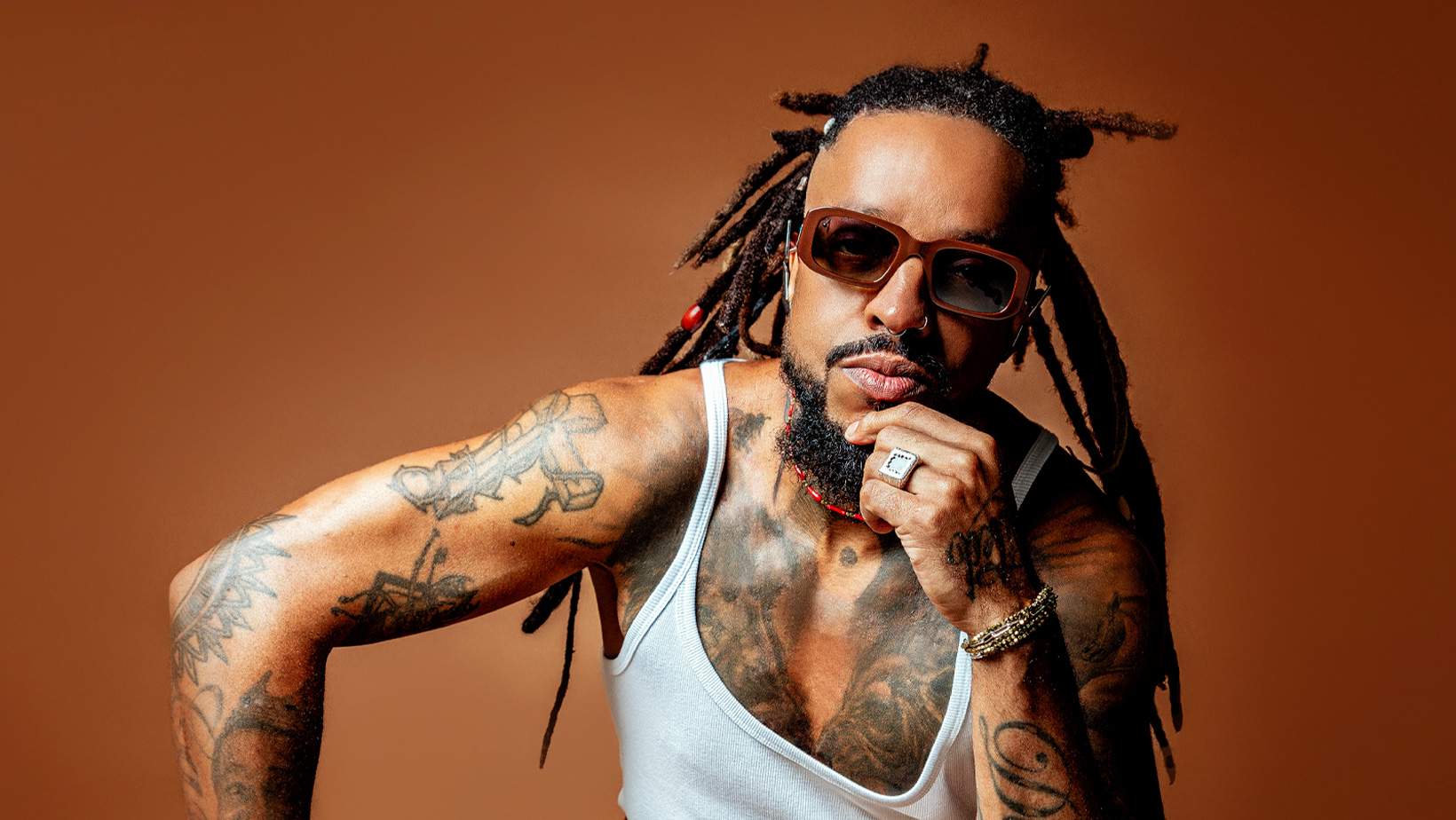 Rael examina a indústria em seu novo disco, em que sampleia desabafo de Silva