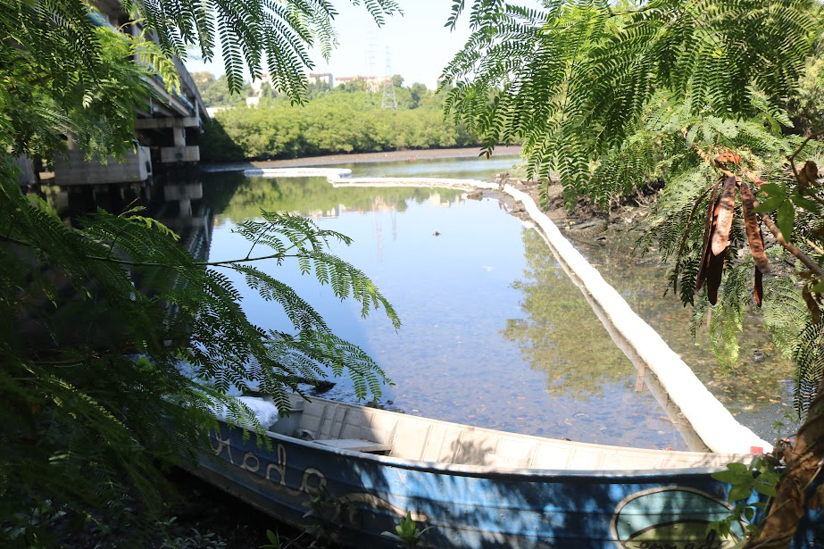 Ação ambiental instala nova ecobarreira e retira 1,9 mil kg de lixo do São Manoel, em Santos