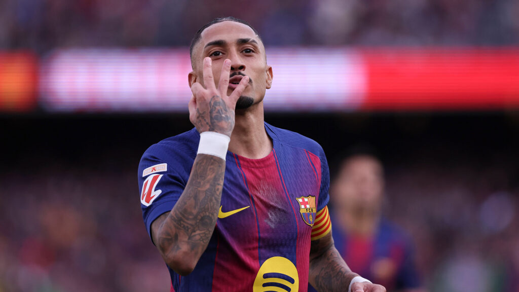 Com três de Raphinha, Barça vence Sevilla e se isola na ponta do Espanhol