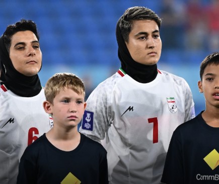 Seleção feminina do Irã muda postura, presta continência e canta hino nacional
