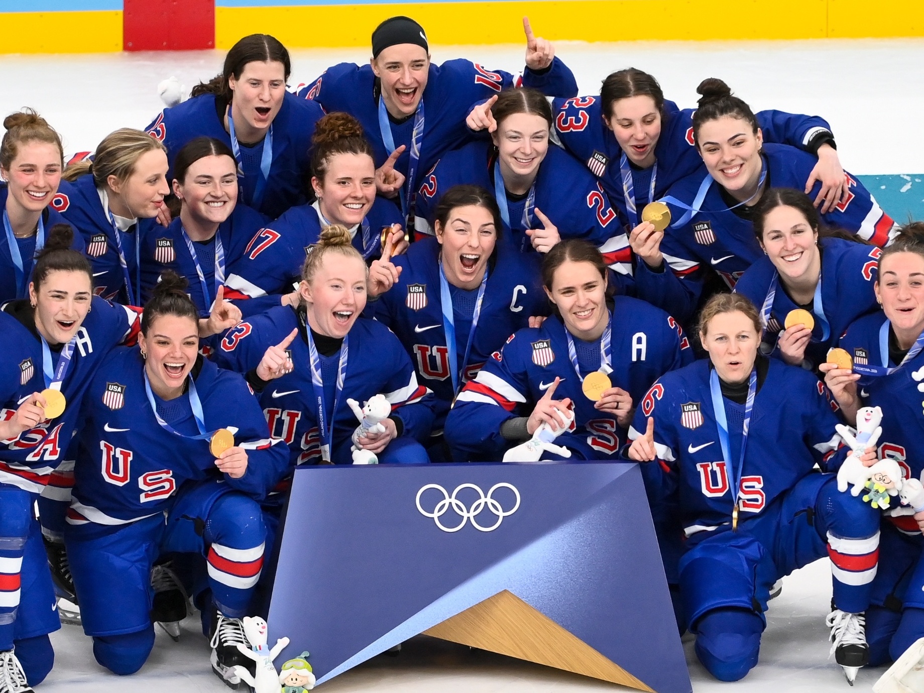 Stanley Tucci recebe seleção feminina de hóquei dos EUA para jantar