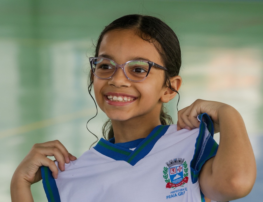 Praia Grande inicia entrega gratuita de uniformes e materiais para alunos da rede municipal