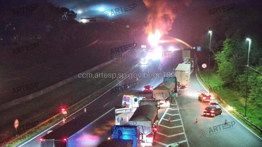 Carreta pega fogo e bloqueia parte da rodovia dos Imigrantes, em SP