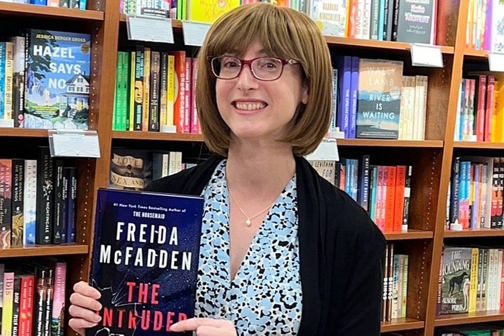 Escritora Freida McFadden revela identidade escondida por pseudônimo