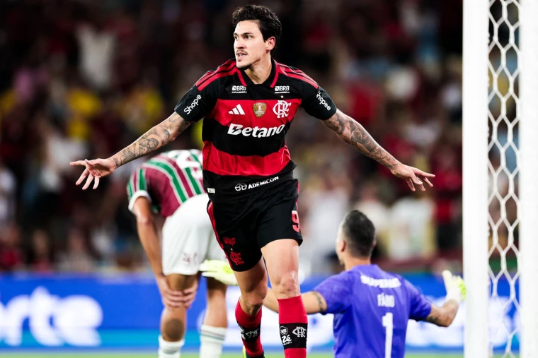 Pedro dá show, Flamengo vence o Fluminense e vira vice-líder do Brasileirão