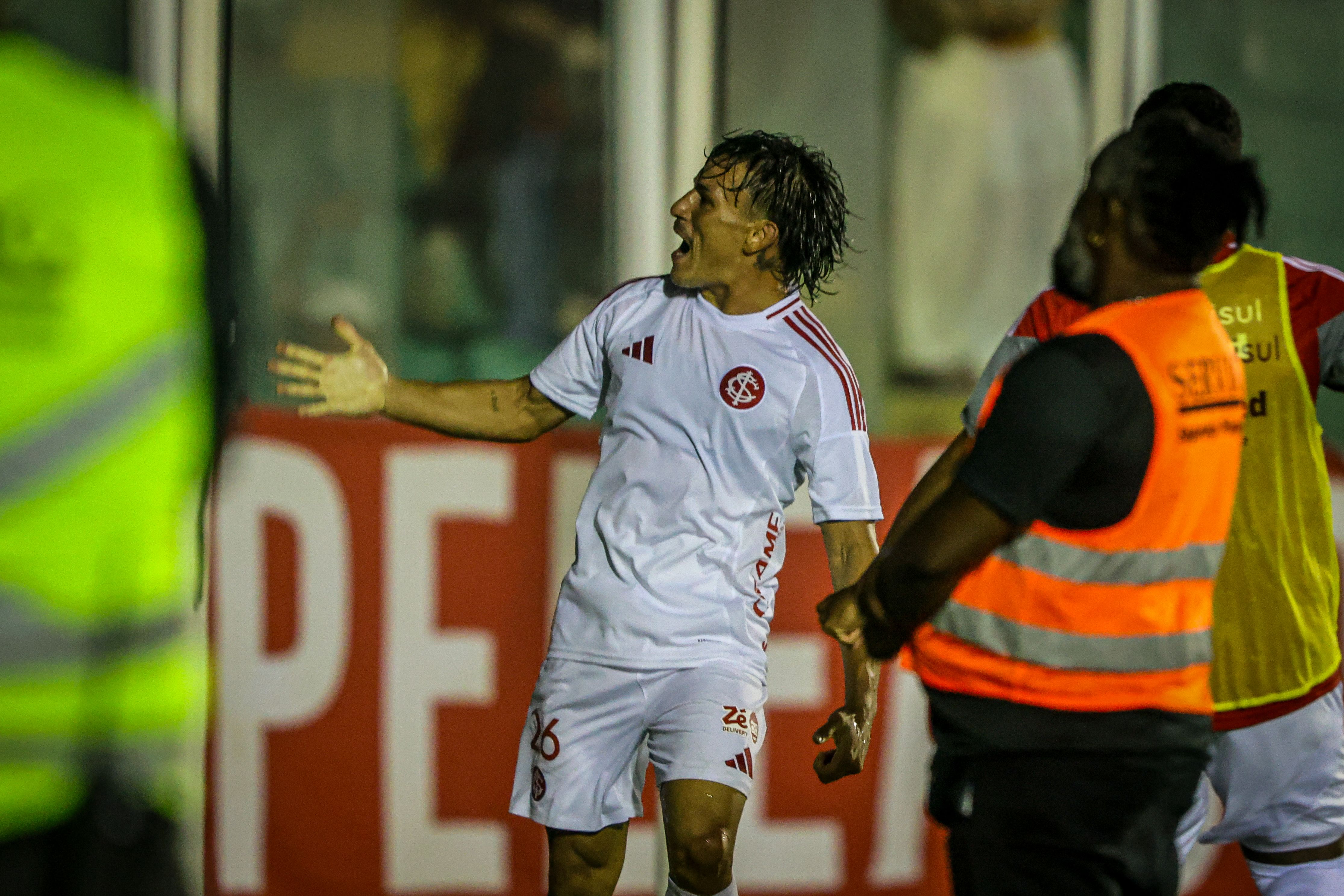 Inter sai atrás, mas busca virada contra Athletic em SC pela Copa do Brasil