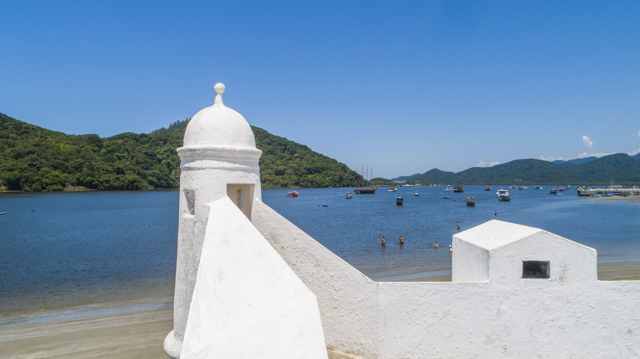 Forte São João passa por restauro e pintura com técnicas de conservação histórica em Bertioga