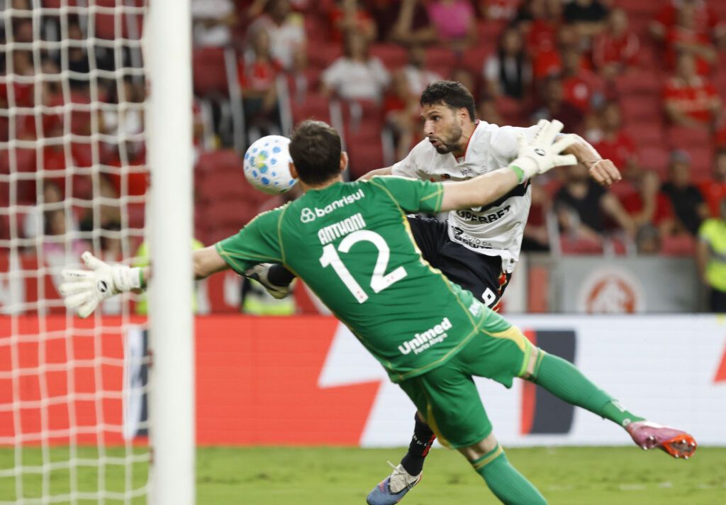 São Paulo marca no fim, empata com o Inter e evita 3ª derrota sob Roger