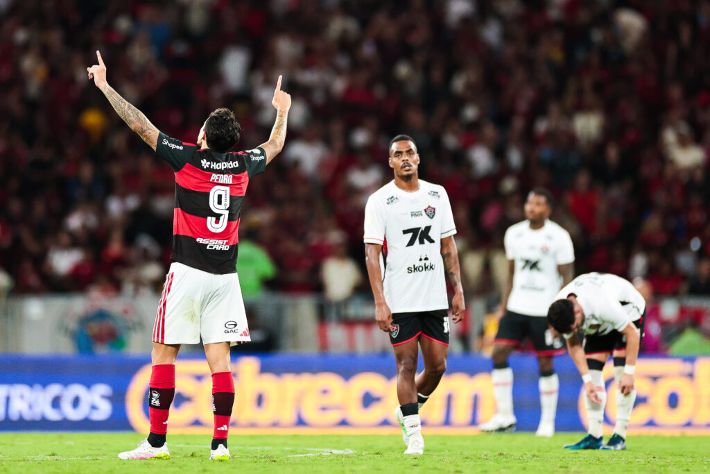 Flamengo supera Vitória na Copa do Brasil e segue 100% há 6 jogos