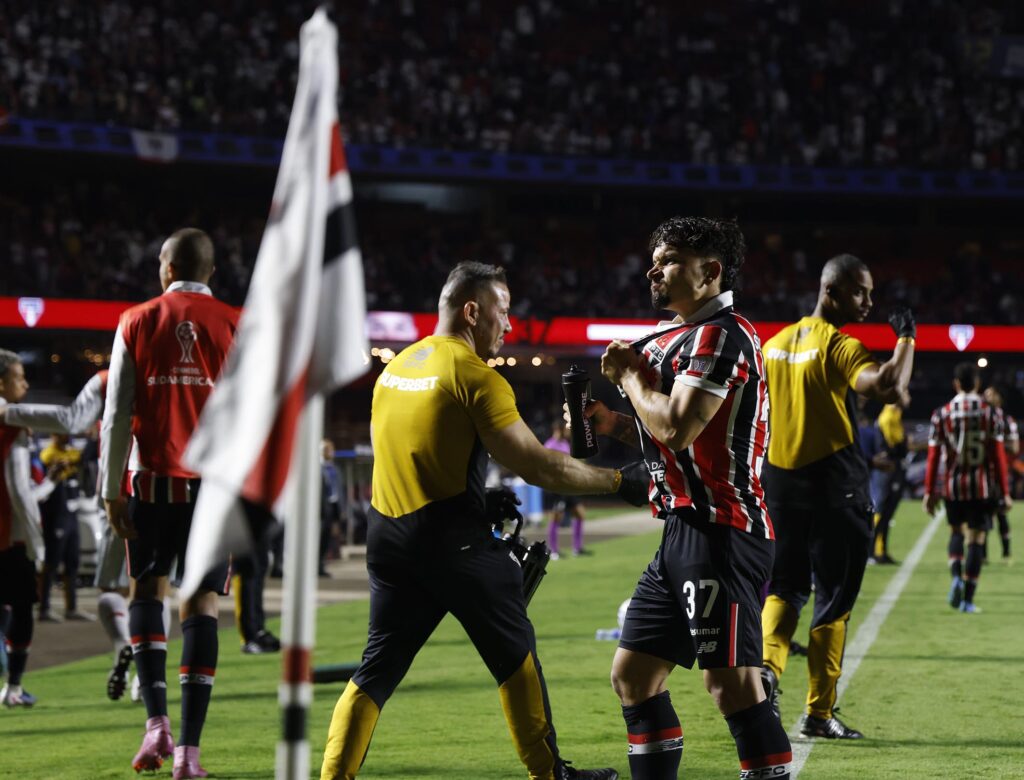 Artur faz o 1°, São Paulo melhora após vaias, bate O'Higgins e lidera grupo