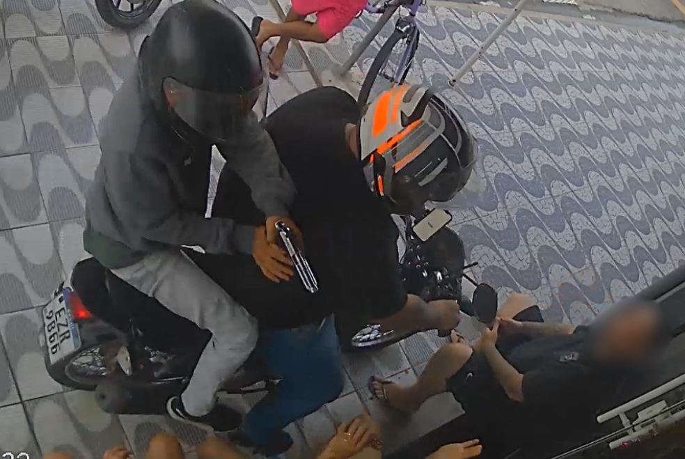 Trio é assaltado à mão armada em Praia Grande e rebate: 'aqui é o crime'; VÍDEO