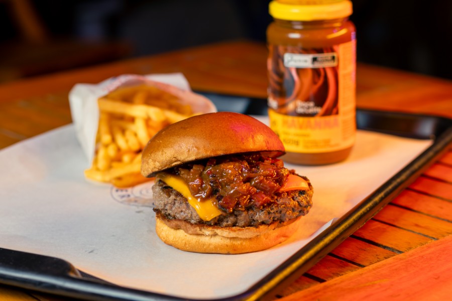 Augustinho Burger lança hambúrguer agridoce em parceria com a Havanna para celebrar 5 anos