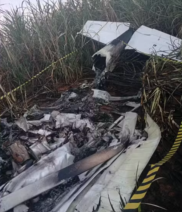 Avião monomotor cai no interior de SP e piloto morre carbonizado