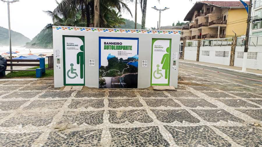 Guarujá inaugura primeiro banheiro autolimpante sustentável na Praia do Tombo