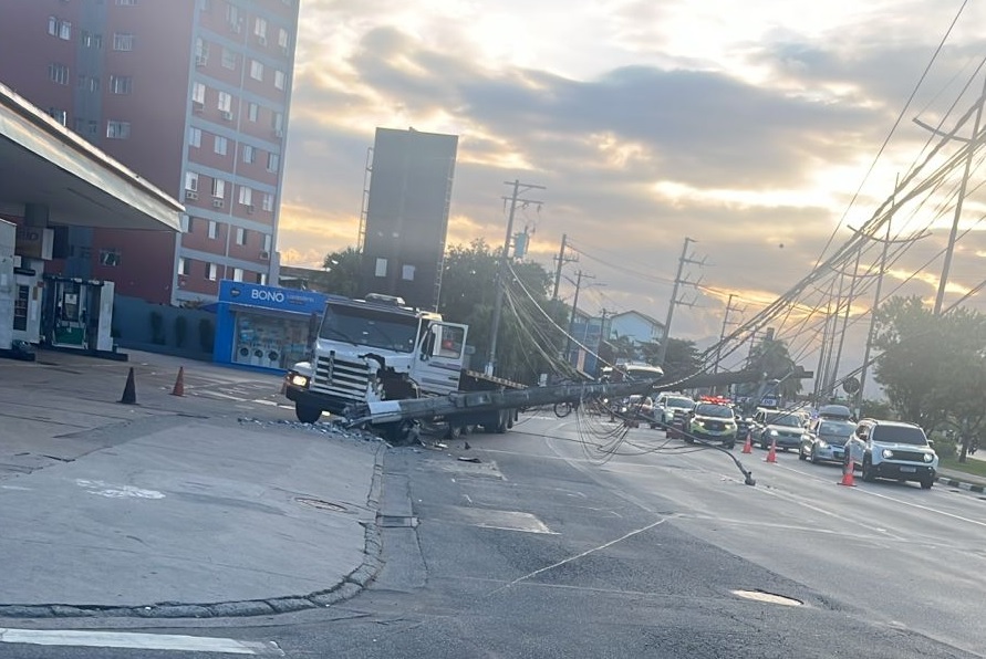 Caminhão derruba poste na entrada de Santos e causa interrupção parcial do tráfego no Saboó; VÍDEO