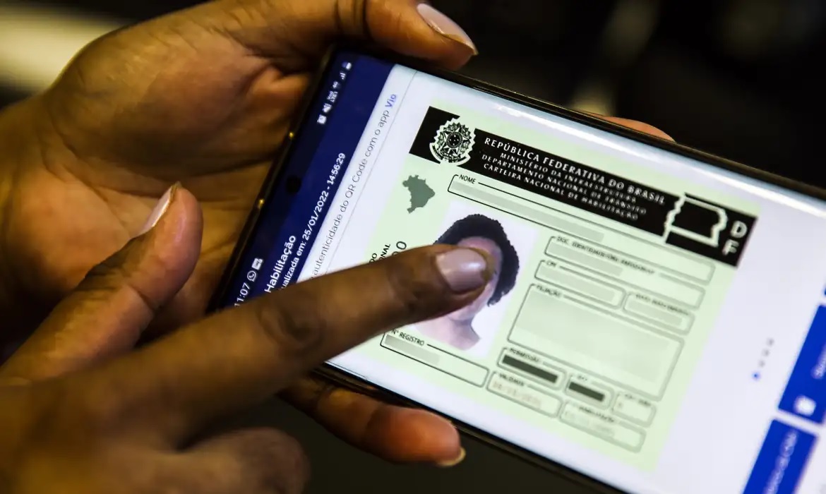 Cerca de 20 mil motoristas têm renovação automática da CNH na Baixada Santista