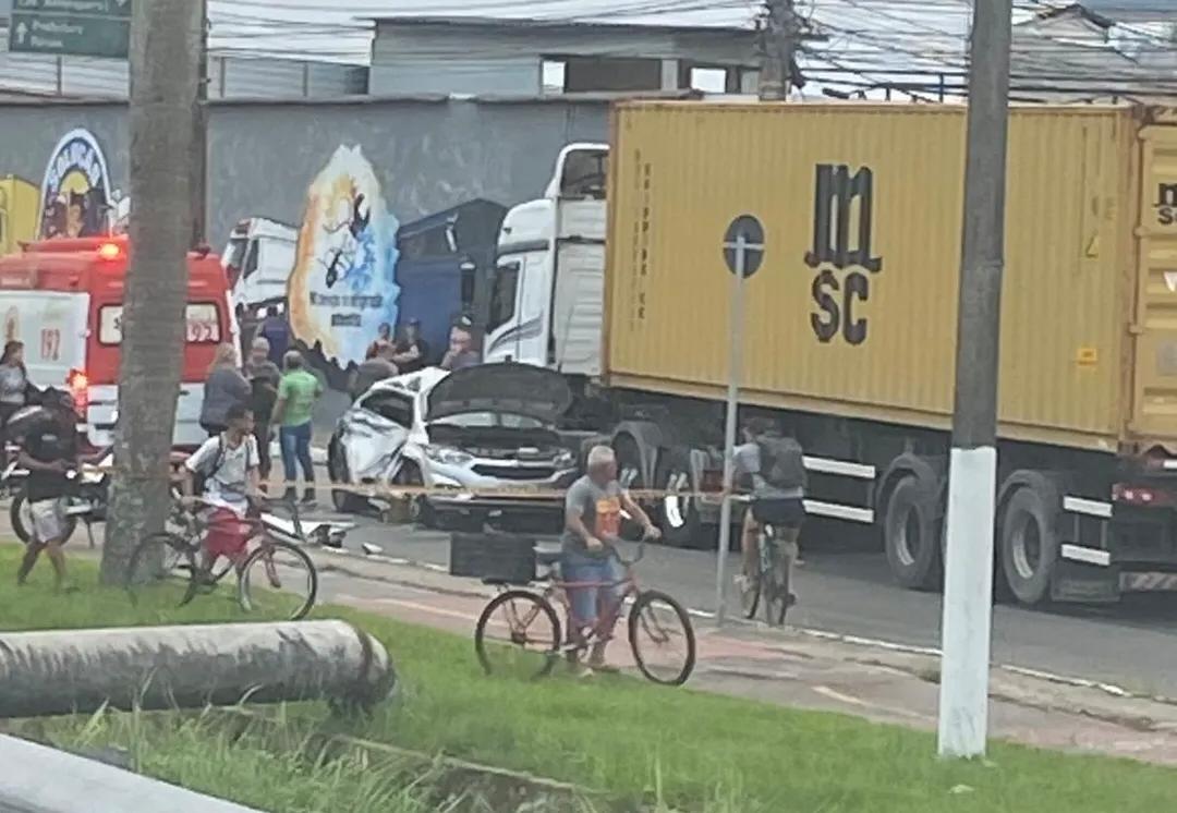 Colisão entre carro e caminhão deixa dois feridos em Praia Grande
