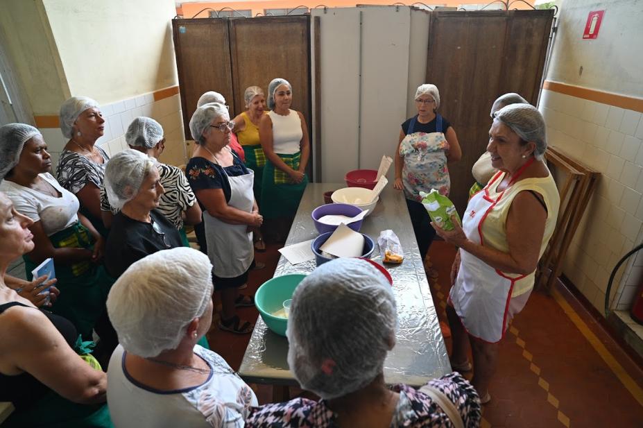 Fundo Social de Santos abre 82 vagas em cursos de artesanato, maquiagem e padaria