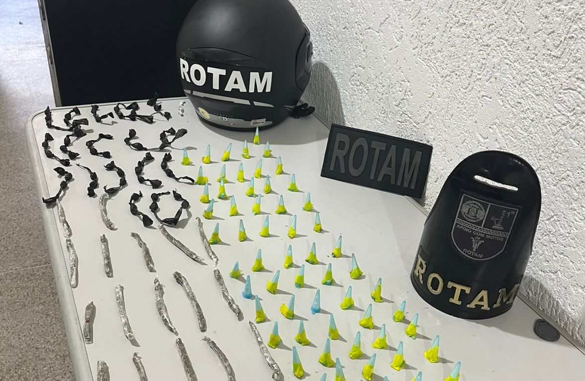 Drogas são encontradas escondidas em bueiro na em bueiro, em São Vicente