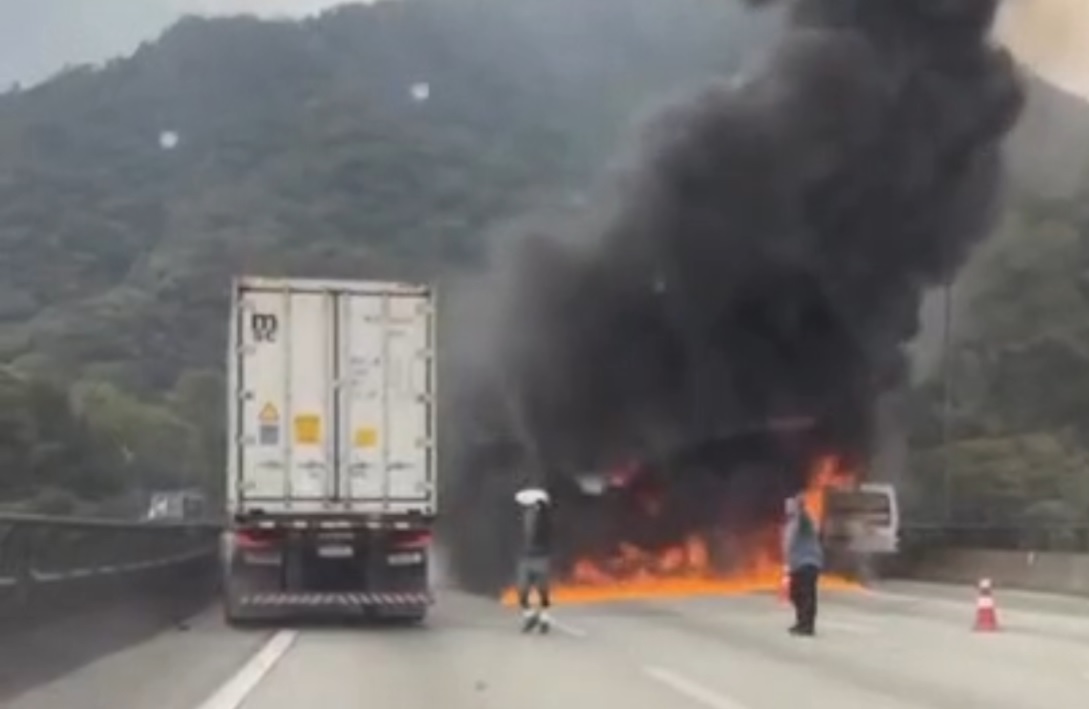 Incêndio em van interdita faixas da Imigrantes e causa congestionamento de 7 km; VÍDEO