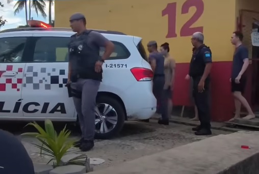 Idoso é detido após suspeita de fotografar mulheres sem autorização em praia de Guarujá