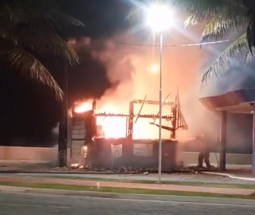 Incêndio destrói quiosque na orla de Mongaguá e área é isolada por risco de desabamento