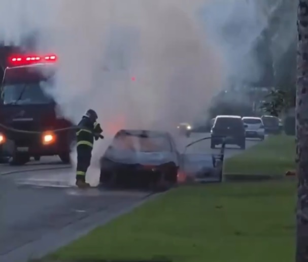 Carro é destruído por incêndio na Vila Mirim, em Praia Grande; VÍDEO
