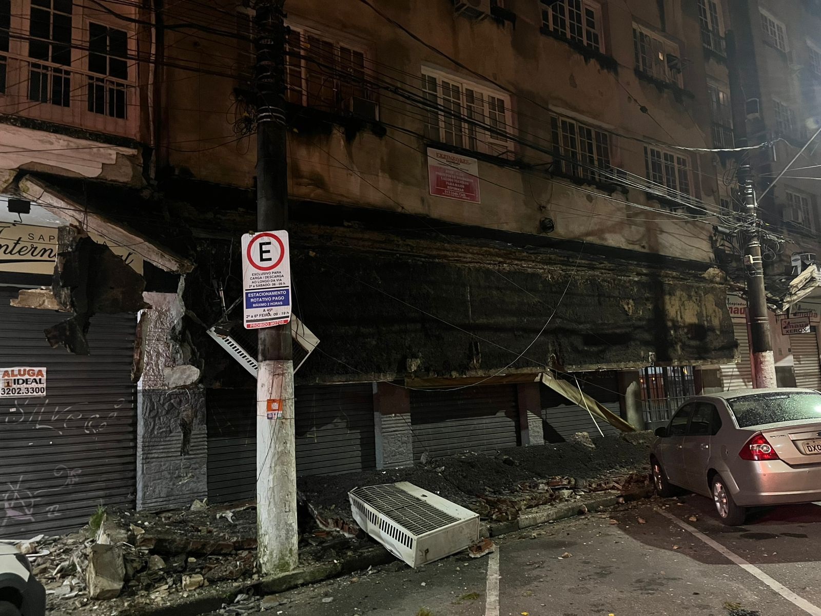 Marquise desaba no Centro de Santos, fere dois e leva Prefeitura a intimar responsável por imóvel