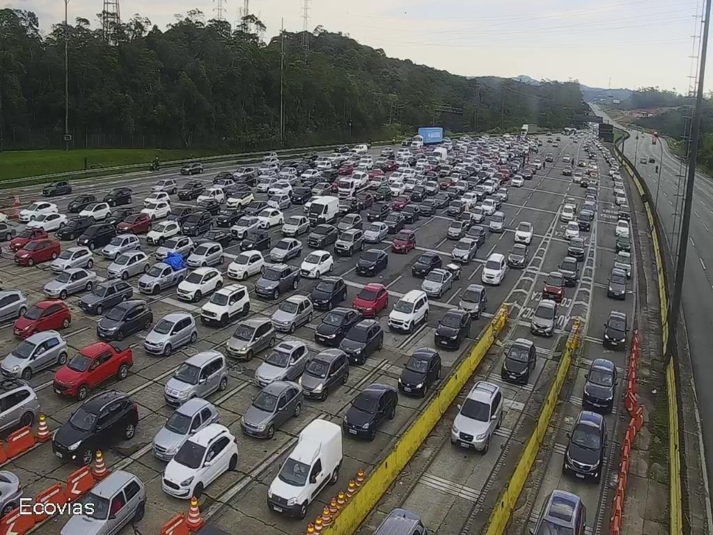 Alto fluxo provoca congestionamentos no Sistema Anchieta-Imigrantes neste sábado de feriado