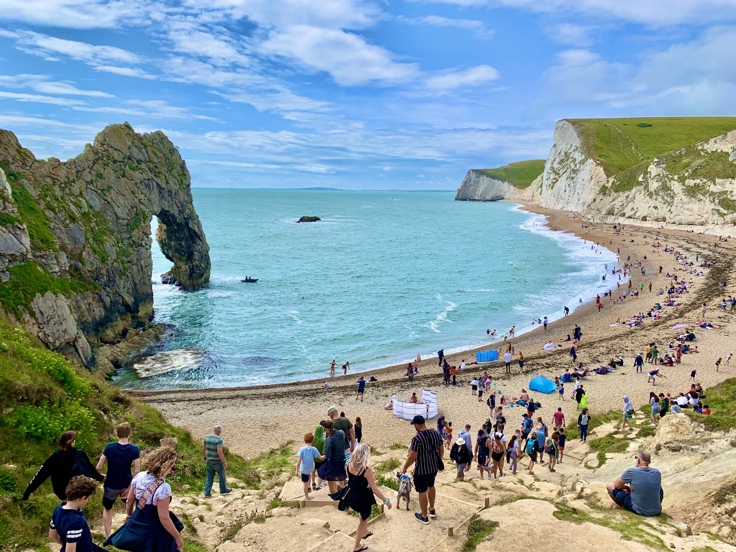 Praia no Reino Unido é isolada após descoberta de 150 granadas da 2ª Guerra