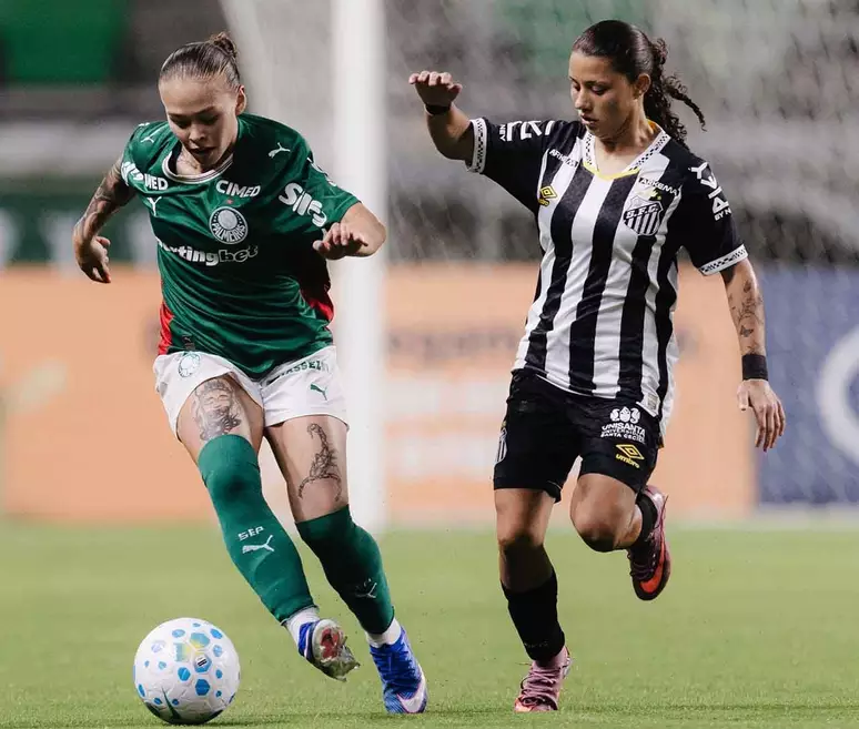 Zagueira do Palmeiras é expulsa após puxar cabelo de atacante do Santos