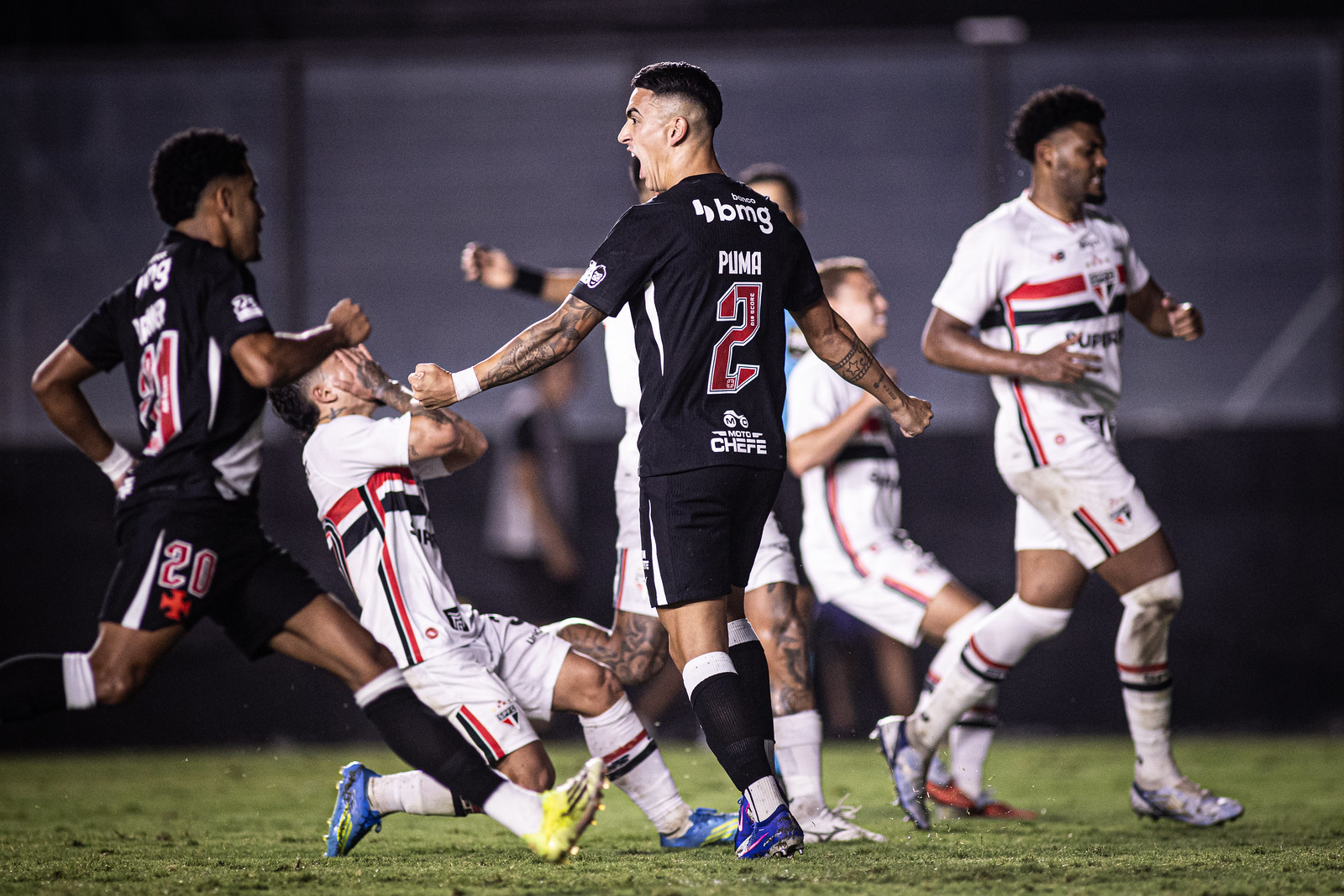 Vasco aproveita falha de Rafael, arranca virada e vence São Paulo no Rio