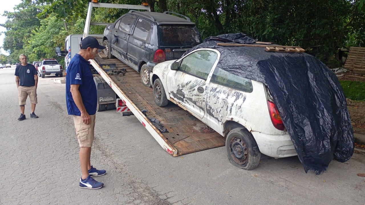 Guarujá remove 13 veículos abandonados em operação e notifica outros 10