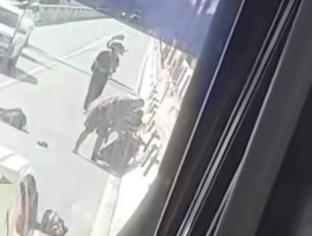 Ciclista invade faixa de veículos e provoca acidente com moto na Ponte dos Barreiros