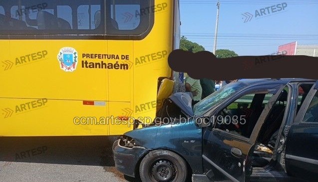Carro atinge traseira de ônibus e deixa motorista preso às ferragens em Itanhaém