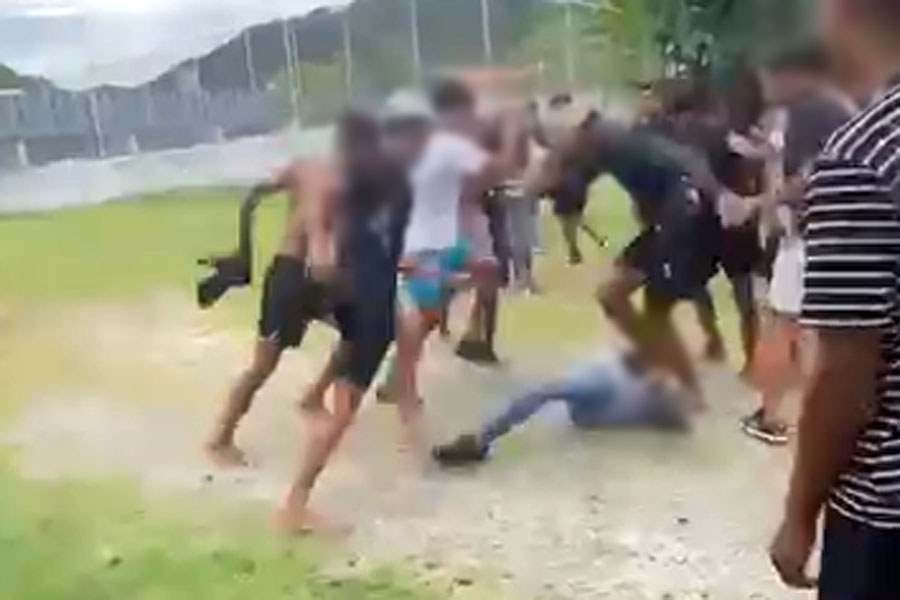 Estudante é agredido por nove adolescentes na saída de escola municipal em Guarujá; VÍDEO